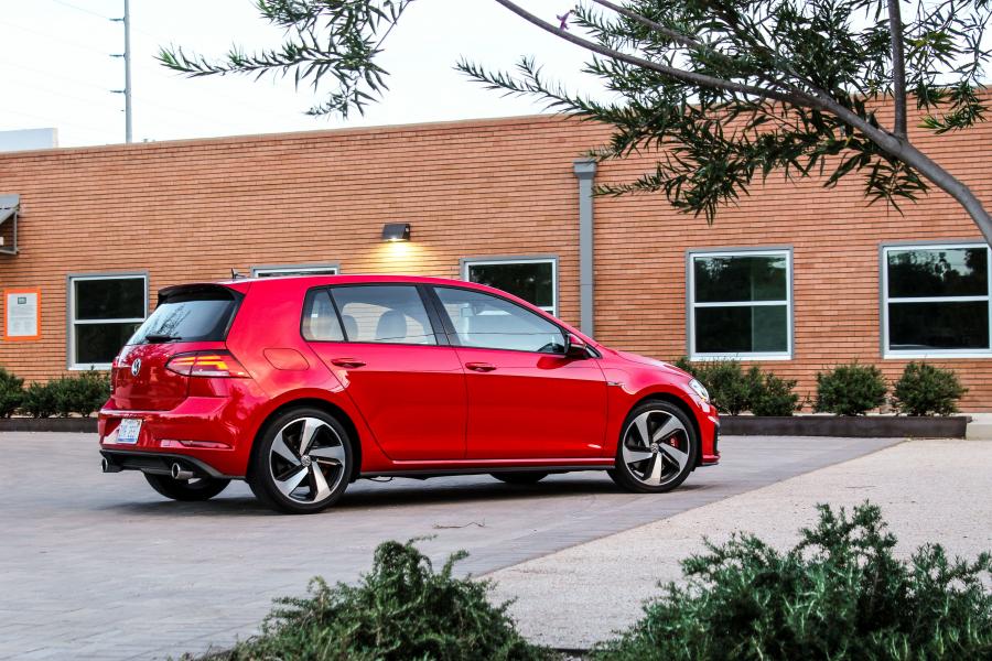  Volkswagen Golf GTI 5-Door (Typ 5G) 2017 года  (NA) (фото 23 из 41)